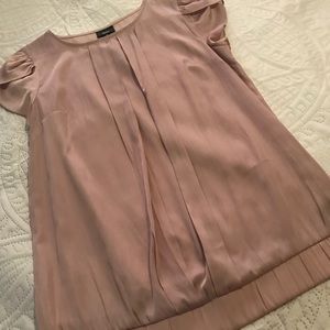 Pale pink top perfect w/ jeans or pencil skirt! ❤️